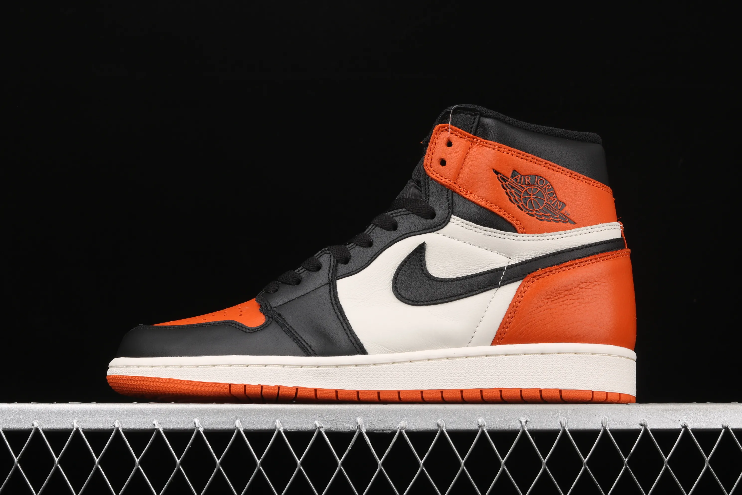 All categories Air Jordan Jordan series basketball shoes Air Jordan 1 High pure original version Air Jordan 1 Retro High OG AJ1 Joe 1 black orange white smashed backboard 555088-005